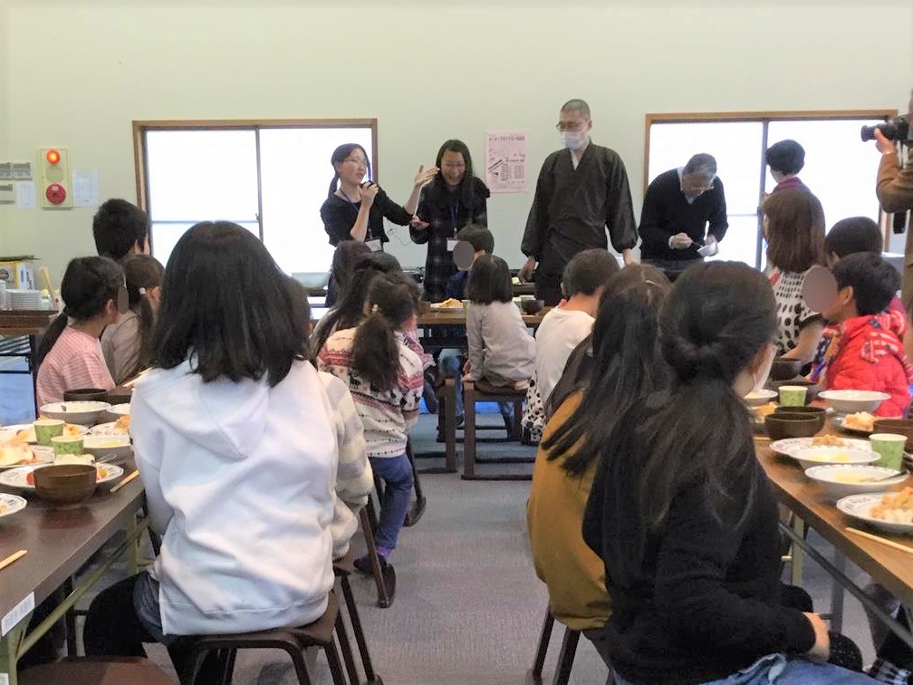 祝・卒業 学生ボランティア 「寺子屋」「子ども食堂」in杉並区 妙法寺