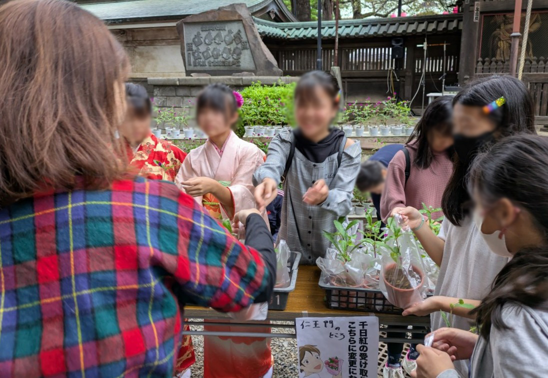 「寺子屋の子ども達が千日紅市に参加して」
